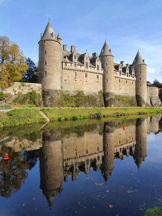 Aux Lits Du Canal Bed and Breakfast Josselin Esterno foto