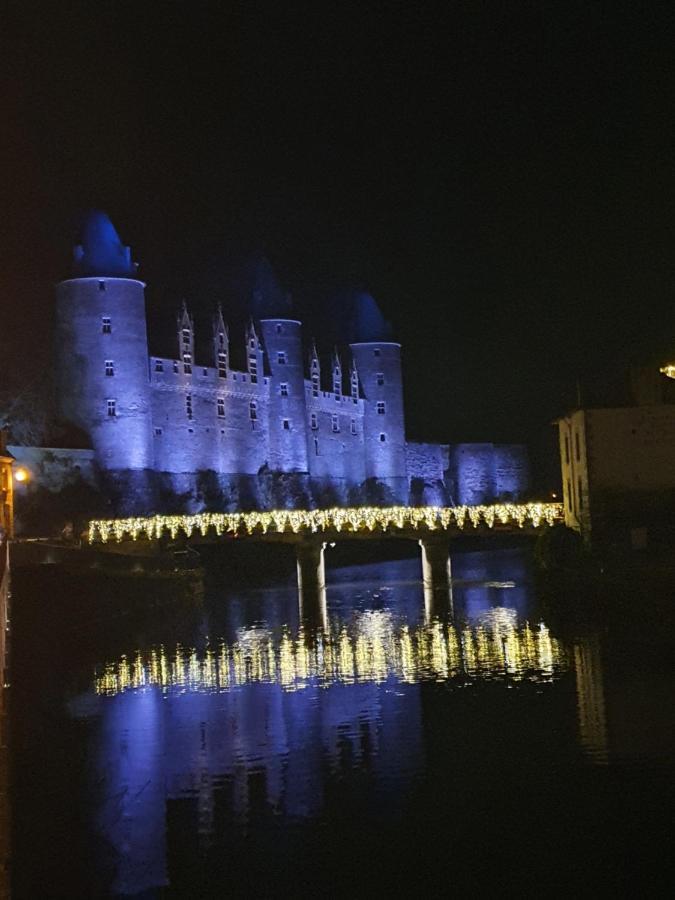 Aux Lits Du Canal Bed and Breakfast Josselin Esterno foto