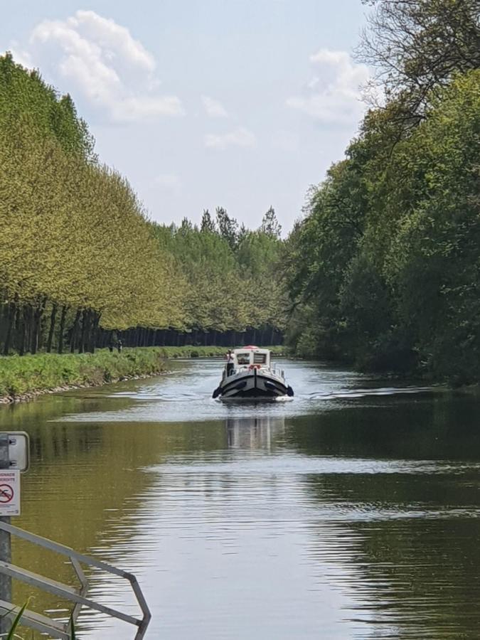 Aux Lits Du Canal Bed and Breakfast Josselin Esterno foto