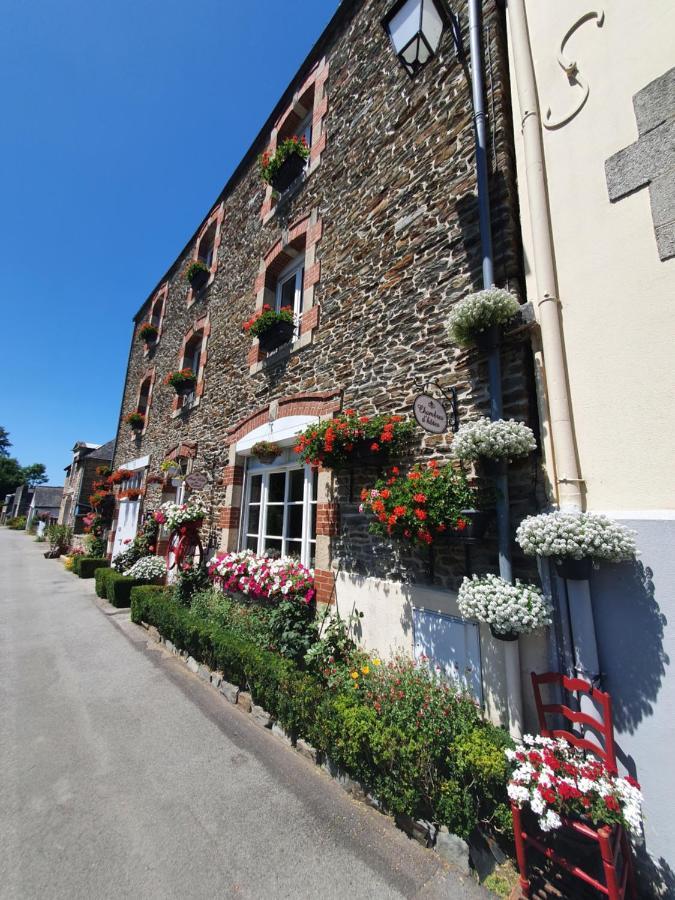 Aux Lits Du Canal Bed and Breakfast Josselin Esterno foto