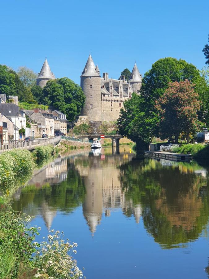 Aux Lits Du Canal Bed and Breakfast Josselin Esterno foto