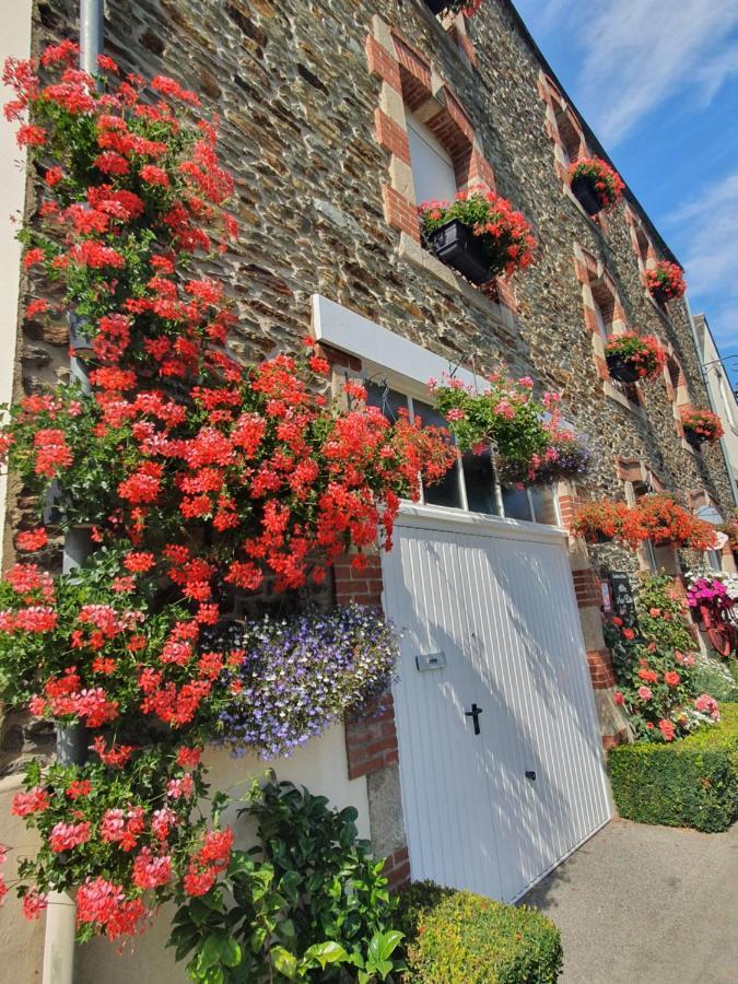 Aux Lits Du Canal Bed and Breakfast Josselin Esterno foto