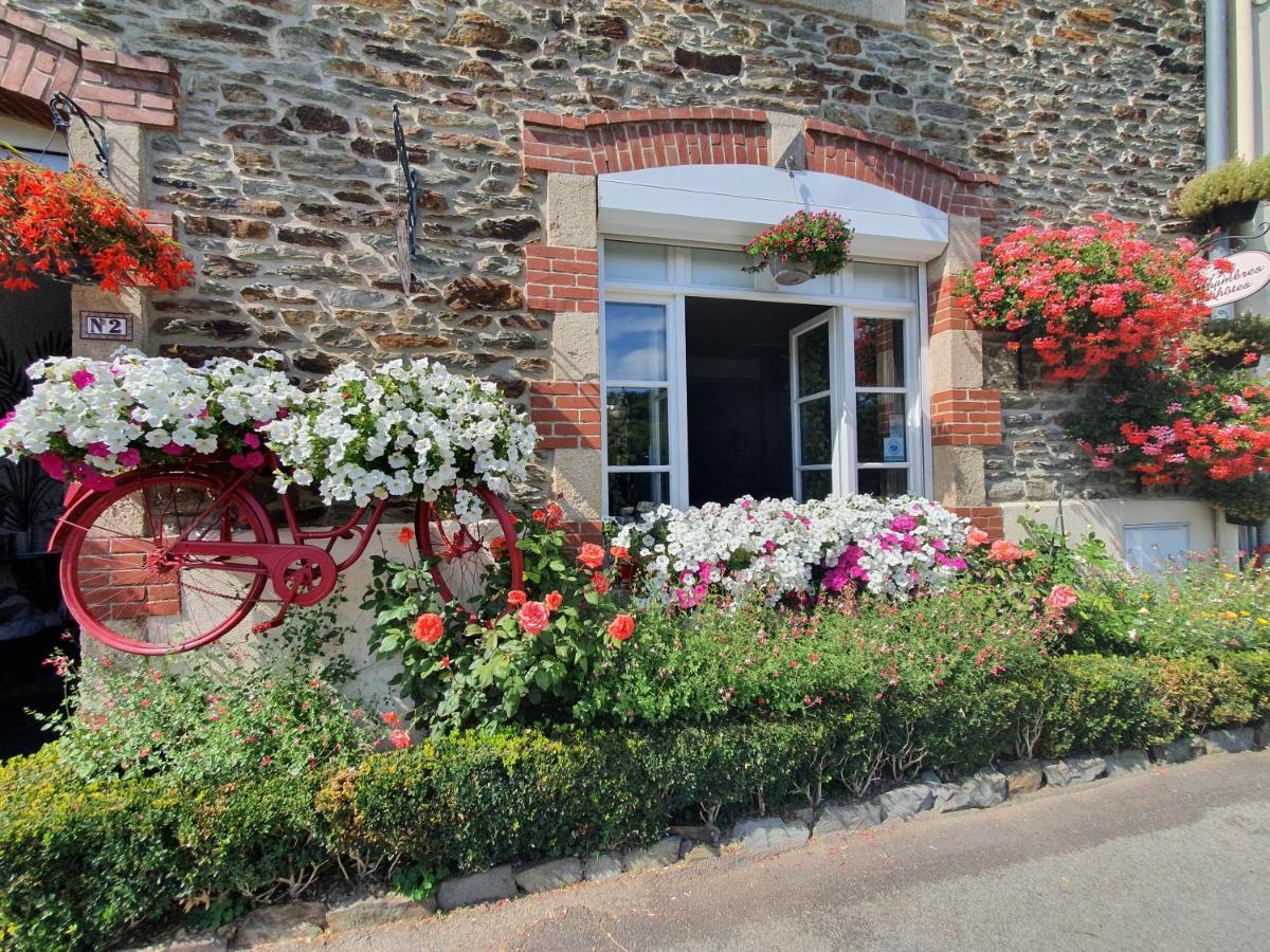 Aux Lits Du Canal Bed and Breakfast Josselin Esterno foto