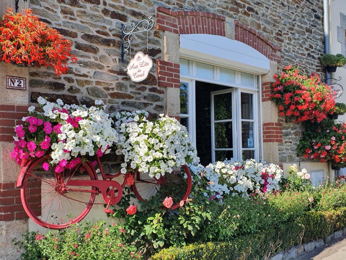 Aux Lits Du Canal Bed and Breakfast Josselin Esterno foto